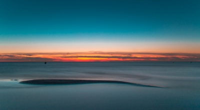 Een late middag en avond besteed aan fotografie met lange sluitertijden. Statief en benen in het water. X-stopper en grijsverloopfilter gebruikt. Hoewel weinig bewolking, toch een mooie zonsondergang.