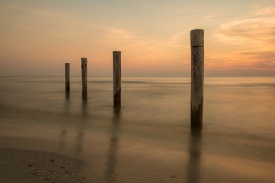 Had gehoord dat op strand Petten heel veel palen staan met een symbolische betekenis. Bij ondergaande zon een mooi object,vooral met lange sluitertijden.