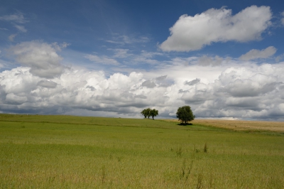 Afgelopen voorjaar werd zuid Duitsland geteisterd door forse onweersbuien. Meestal zaten daar ook opklaringen tussen. Met het minimale landschap van de Schwaebische  hoogvlakte gaf dat dit beeld.