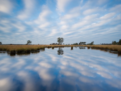 Eindelijk weer eens wat tijd gevonden om lekker te fotograferen op de vroege ochtend. In tegenstelling tot de weersvoorspellingen was het nagenoeg volledig bewolkt tijdens zonsopkomst. Kort na zonsopkomst begon het echter snel open te trekken waardoor er een mooie lucht ontstond.
Fotograferen is voor mij altijd een balans vinden tussen werken (studeren) en ontspannen. Dit heb ik in deze foto proberen te verbeelden. De symmetrie staat hiervoor de balans, de ruimte voor de rust die ik tijdens het fotograferen ondervind.