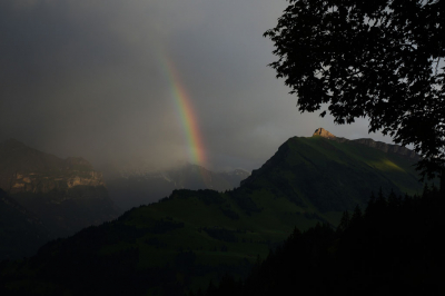 Boven Frutigen in het Berner Oberland (circa 1400 meter) uit de hand genomen tijdens een zware onweersbui
