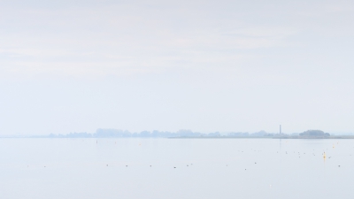 De laatste tijd kom ik regelmatig in deze polder, maar met mist is het weer heel anders. Bijna windstil was het hier. Hoewel het niet heel mistig was, was het bijna windstil met prachtig licht.