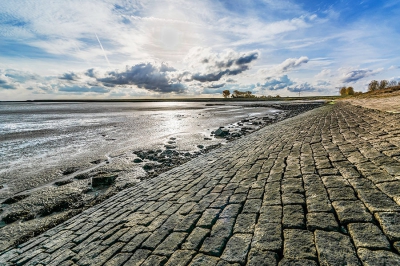 Ik heb de foto geopend in lightroom 5.
Met de adjustment brush.
Deze over de zon gezet
Waardes Size 14 Feather 37.
Exposure aangepast -1.24

Daarna de hele foto Zwarten +100
Shadows +45
Highlights -33

De zon is nu wat grijs geworden ik denk dat dit op het origineel beter te bewerken zal zijn.