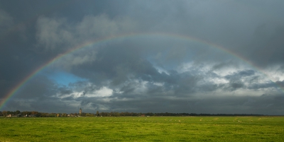 Prachtig weer, aan de ene kant zonneschijn, aan de andere kant regen wat een prachtige regenboog opleverde.