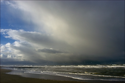 's-morgens op het strand van MOnster gemaakt. Het was een dag met veel buien. Plotseling onstond deze enorme hagelbui.
