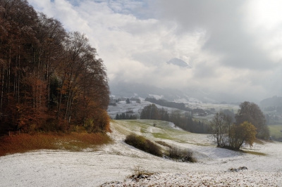 De eerste sneeuw is al weer gevallen in de Alpen over het groen en het bruin van de herfst. Nu blijft het tot eind maart wit.