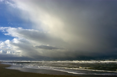 Het was een dag met wisselvallig weer, maar met heel mooi licht. Plotseling ontstond deze enorme hagelbui.