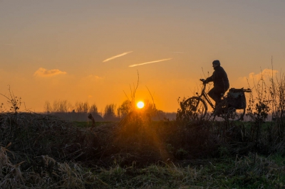 Het was het laatste licht voor de zon onderging het effect van de fietser en licht vond ik wel mooi