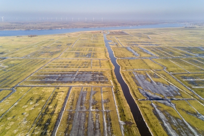 Het is al weer bijna 2 jaar geleden dat ik deze dronefoto maakte: http://www.nederpix.nl/album_page.php?pic_id=216622
De techniek heeft sindsdien enorme sprongen gemaakt, vooral qua gebruiksgemak. Sinds eergisteren heb ik een DJI Mavic Pro en gisteren geprobeerd om bijna dezelfde foto te maken als mijn eerste dronefoto hier. Alleen nu was het meeste water bevroren.