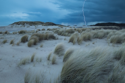 Harde wind, donkere dreigende wolken en onweer boven de zee.. Dit waren eergisteren de omstandigheden tijdens de zonsondergang! Genieten om alleen op het strand te zijn onder deze omstandigheden.