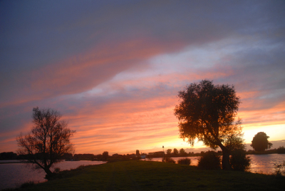 <i class='fa fa-user'></i> Manus | Zonsondergang aan de IJssel bij Zalk  <i class='fa fa-eye'> 178</i>   <i class='fa fa-comment-o'> 2</i>