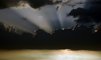 Na 2 weken rond de 40 graden, dan nu eindelijk regen.
Nou ja, regen. 1,7 mm. Beter iets dan niets.
s Avonds mooie wolkpartijen met een omgekeerde Jakobsladder. De zon komt net een beetje onder de dikke laag bewolking door.