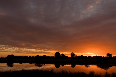 S morgens heel vroeg genomen, de zon kwam net op. Toen ik hierheen reed trok de lucht dicht, dus ik twijfelde even of ik wel zou gaan. Ben blij dat ik toch ben gegaan, want de zonsopkomst was erg mooi.