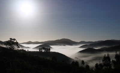 s'Ochtends vroeg tijdens de reis van Portugal naar Spanje.In de bergen was het nevelig en de zon stond laag.