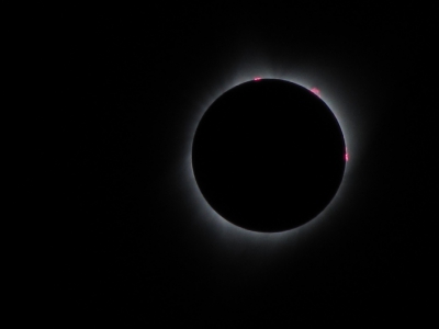 Onder optimale weersomstandigheden en met een heldere hemel waren we getuige van een fantastische zonsverduistering. De foto toont qua helderheid en kleur het beeld, corona met protuberansen, dat ook met het blote oog mooi was te zien. Het was weer een geweldige ervaring!