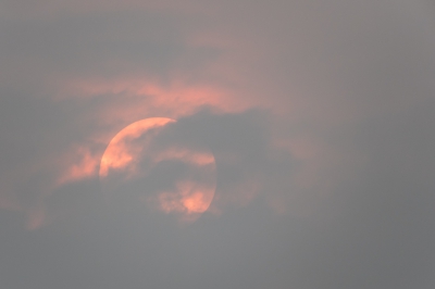 Rond 17:00 uur trok er veel zand en rook langs de zon. Vlak voordat de grote hoeveelheden zand en rook de zon verduisterde is deze foto gemaakt.