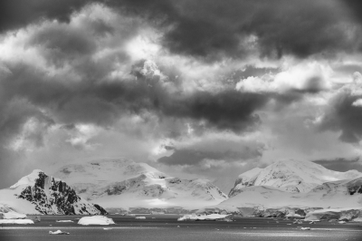 <i class='fa fa-user'></i>&nbsp;Arjen Drost&nbsp;|  Antarctica in zwart-wit&nbsp; <i class='fa fa-eye'>&nbsp;207</i> &nbsp;<i class='fa fa-thumbs-up'>&nbsp;1</i> &nbsp; <i class='fa fa-comment-o'>&nbsp;3</i>