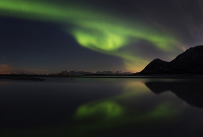 Met oud en nieuw een weekje op de Lofoten gezeten met als hoofddoel het Noorderlicht. Een bijzondere ervaring op zich om de zon een week niet te zien maar als je dan het noorderlicht krijgt te zien is dat het meer dan waard! De eerste twee avonden was het gelijk raak, maar hadden we nog wel wat bewolking. De laatste nacht voor vertrek was er bewolkt weer voorspeld, maar tot onze verassing bleef het de hele nacht helder en was het ook nog eens praktisch windstil. Deze nacht was er ook flink wat activiteit en hebben we het noorderlicht in haar volle glorie mogen bewonderen... genieten! ;)

Groeten, Thijs