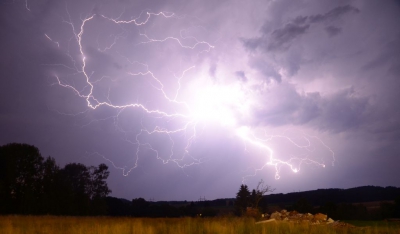 Aantal jaar geleden naar tjechie geweest en 1 avond toen het zo'n 20 graden nog was buiten, begon het opeens enorm te bliksemen. Regende helemaal niet dus mijn camera gepakt en foto's gemaakt en met leuke resultaten.