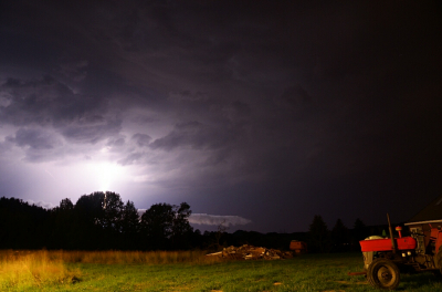 Aantal jaar geleden naar tjechie geweest en 1 avond toen het zo'n 20 graden nog was buiten, begon het opeens enorm te bliksemen. Regende helemaal niet dus mijn camera gepakt en foto's gemaakt en met leuke resultaten