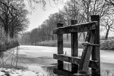 In de nacht van 2 op 3 maart viel er een lichte sneeuwbui in mijn omgeving. Ik schatte in dat dit waarschijnlijk de laatste sneeuw van deze winter zou worden en maakte daarom een wandeling langs het Eindhovens kanaal. Bij een van de bruggetjes ben ik naar beneden gegaan om deze opname te maken vanaf de oever van het kanaal.