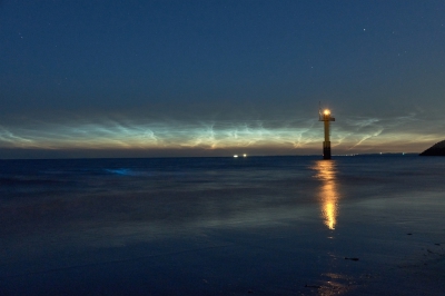 Prachtige heldere Lichtende nachtwolken met een golfje Noctiluca scintillans erbij rond half drie. De foto is gemaakt op statief en met een afstandbediening.