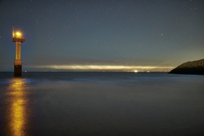 Prachtige heldere Lichtende nachtwolken met een golfje Noctiluca scintillans erbij ongeveer 2 uur snachts. De foto is gemaakt op statief en met een afstandbediening.