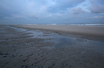 Wat een drukte op weg naar Texel. En op het veer. Veel mensen die gebruik maakten van het mooie weer. Heerlijk om dan net na zonsopgang geheel alleen over het strand te wandelen.