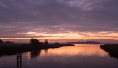 Voordat het bootje vertrok naar het Vogeleiland bij de brug genoten van het licht.
Het duurde nog 20 minuten voordat de zon als een rode bol opkwam. Wat was het mooie en onwerkelijk.