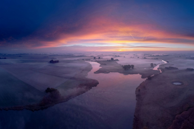 Net voor zonsondergang kwamen de mistbankjes tevoorschijn in het wandelgebied bij de Otheense Kreek.  Daar heb ik mij DJI Mavic Air de lucht in gestuurd.