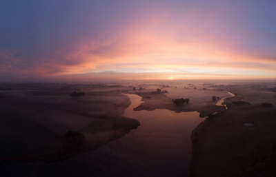 Net voor zonsondergang kwamen de mistbankjes tevoorschijn in het wandelgebied bij de Otheense Kreek. Daar heb ik mij DJI Mavic Air de lucht in gestuurd.