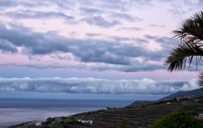 De eerste ochtend van onze vakantie zag ik de wolken vanaf de bergen rollen. Een prachtig gezicht. Te laat bedacht ik dat ik dat zou willen filmen. De hele vakantie was dit verschijnsel niet meer zo goed te zien...