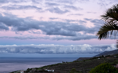 De eerste ochtend van onze vakantie zag ik de wolken vanaf de bergen rollen. Een prachtig gezicht. Te laat bedacht ik dat ik dat zou willen filmen. De hele vakantie was dit verschijnsel niet meer zo goed te zien...