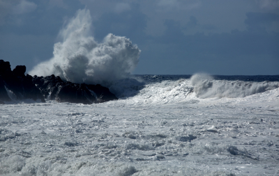 Vanuit de Atlantische oceaan
Kwam een grote orkaan.

We liepen op een veilig pad
We kregen alleen een enkele spat.

Op Tenrife waren de balkons eraf gegaan
Op La Palma ging alleen het strand eraan.

Het was spectaculair, om te hebben meegemaakt
Als je verder niet in nood bent geraakt.