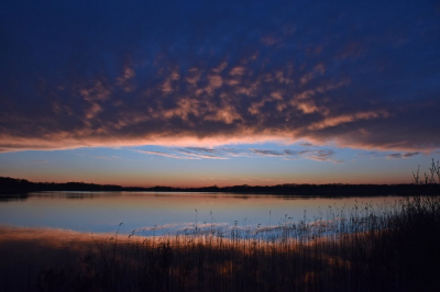 Wat een prachtige wolken lucht  was er vanavond te zien na de zonsondergang boven het water in Friesland