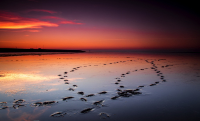 De voetstappen in op het Wad verraden de inspanningen om tot een voor mij mooie compositie te komen. Het hielp om tot een spannende foto te komen.