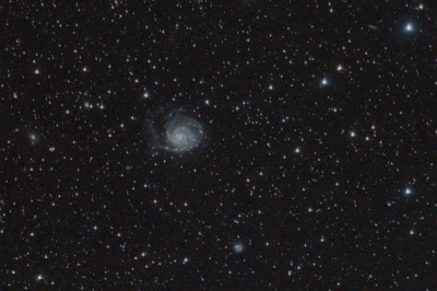 Een 100% crop van Messier 101, het Windmolenstelsel

Het vlekje rechtsonder M 101 is NGC 5474. Dat is dus ook een sterrenstelsel net zoals dat streepje rechtsboven in beeld, NGC 5422.