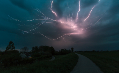 Er waren pittige (onweers)buien voorspelt die het warme weer zouden verdrijven. In zo'n geval houd ik de buien- en onweerradar in de gaten om de ontwikkelingen te zien. In dit geval naar de IJsseldijk gegaan om goed zicht te hebben op de naderende buien. Deze ontlading deed me besluiten om de auto op te zoeken. :-)