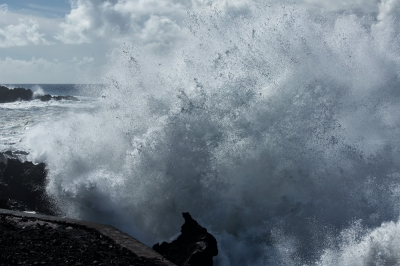 Het stormde enorm op de Canarische eilanden. Er vlogen stenen vanuit het water op het land. Op een ander Canarisch eiland was een balkon van een hotel er helemaal afgewaaid. Op La Palma was niet ver beneden van ons huis een groot deel van het zandstrand door de golven verdwenen. Wij zaten in de bergen.