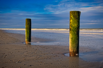 Aan de winderige kust van Westkapelle bij de strekdammen vlakbij de vuurtoren