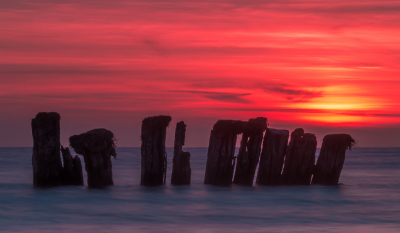 Een prachtige avond met zonsondergang aan het IJsselmeer. Een deel van de oude zeewering bij Hindeloopen. Gebruik gemaakt van x-stopper en grijsverloopfilter.