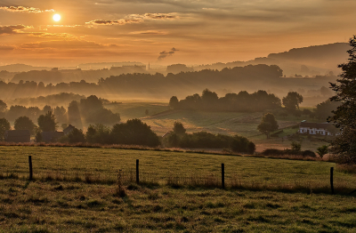 Landschap bij Vaals, waar ik zo trots op ben !!!

Alles zat mee die ochtend, vanuit de rand van het Malensbos genomen.
Ik heb hier verder ingezoomd dan bij de vorige upload.

5 bracketed opnames samengevoegd, uit de hand genomen.