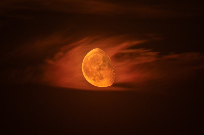 Eindelijk met een tracker kunnen oefenen hoewel de tijd niet gunstig was voor sterren (van avondschemer naar maanlicht, en nog bewolkt ook). Dus zodra ik de maan boven de horizon zag komen heb ik mij daar maar op gericht. Op het moment van de foto stond de maan op 15-20 graden schat ik. Even het moment afgewacht tot hij goed door de bewolking prikte!