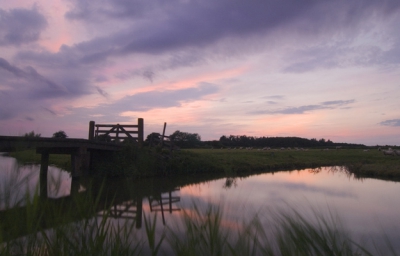 Ten noorden van de gemeente Stede Broec ligt een smal, langgerekt natuurgebied genaamd De Weelen.
Het is ontstaan na de verkaveling van de grond in de jaren 60 en 70.
Een aantal delen zijn alleen bereikbaar per boot.
Deze foto heb ik gemaakt op een avond in augustus, vergezeld van een flink briesje.

Groet, Madelon.
Tokina 13mm, 2 sec., F22.0, Iso 200.