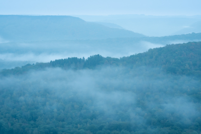 Weekendje even weg, met bijzondere kampeerplek op een plateau. Van daaruit een heel mooi uitzicht op de vallei van de Semois, zeker 'smorgens vroeg, de vallei hing vol wolken. Je merkt stilaan dat de herfst in aantocht is.