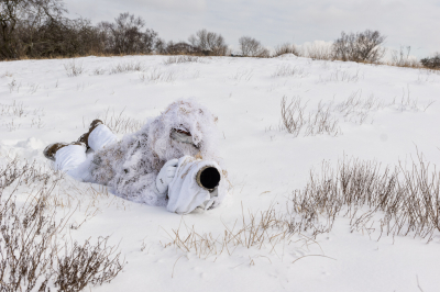 De besneeuwde duinen boden mij een perfecte gelegenheid om mijn verbeterde sneeuw ghillie suit te testen.