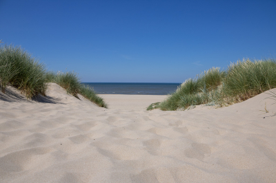 Een dagje naar het strand om even lekker te zwemmen, camera mee want je weet maar nooit.
Het bleek een rustig dag te zijn, de mensen die voor ons liepen zijn net uit beeld en ik zag een leuk plaatje, het nodigt uit om lekker naar het strand te gaan