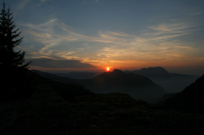 Schitterende zonsondergang aan het Vierwoudstedenmeer. De foto is genomen op ruim 2000 m. Opvallend is de sliertbewolking die heel toepasselijk een soort ' lucht' berglandschap lijkt uit te beelden.