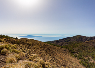 We gingen normaal altijd aan deze kant omhoog richting de Teide, nu hadden we eens zo iets van, waarom gaan we hier eind van de dag niet eens naar beneden aan deze zijde.
Verassing, je zag (altijd wel) La Gomera, maar nu ook links een klein stukje El Hiero en rechts de 2 toppen van La Palma.