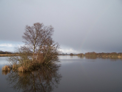 Op een mooie voorjaars morgen kwam deze hagelbui ons tegemoet. Rechts is heel vaag nog een regenboog te zien.